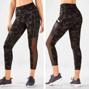 Athleta Powerhold On The Go Camo Media Pocket Capri Leggings Womens Size Small